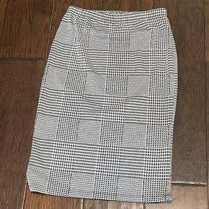 WOMENS medium pencil skirt. Never worn, in good condition.